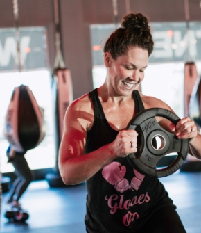 woman using benchpress weights